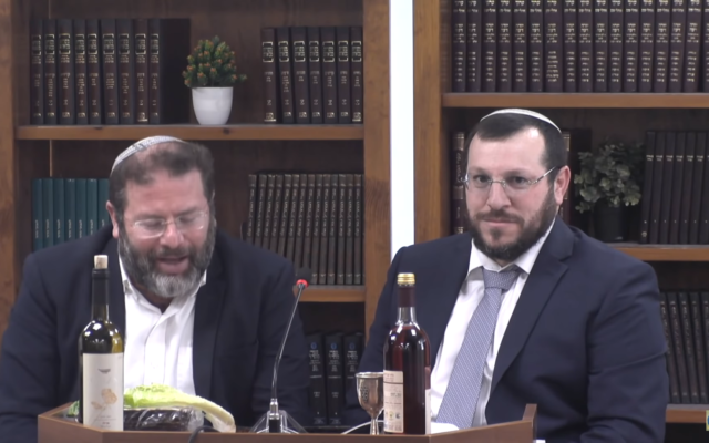 Le rabbin Amichai Eliyahu, à droite, 4eme sur la liste d'extrême-droite Otzma Yehudit aux élections israéliennes de 2022 qui auront lieu le 1er novembre. (Capture d'écran/YouTube)