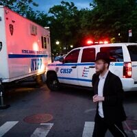 Illustration : Des véhicules de police et de sécurité communautaire lors d'un événement juif à Brooklyn, à New York City, 19 mai 2022. (Crédit : Luke Tress/Times of Israel)