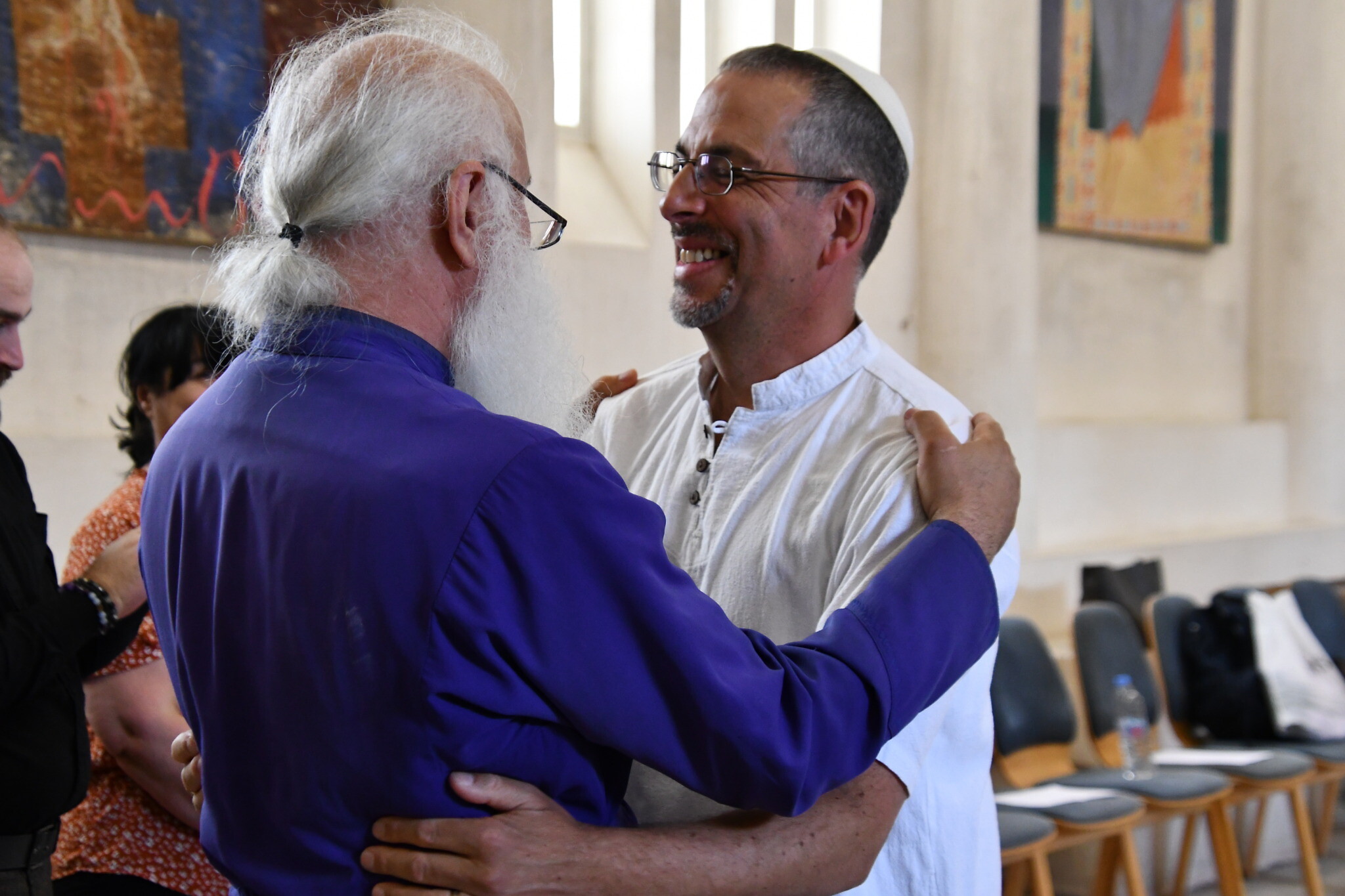 Le rabbin Golan Ben-Chorin et l'évêque Malkhaz Songulashvili s'embrassent dans la cathédrale de la paix. (Crédit : Nano Saralishvili/ via JTA)
