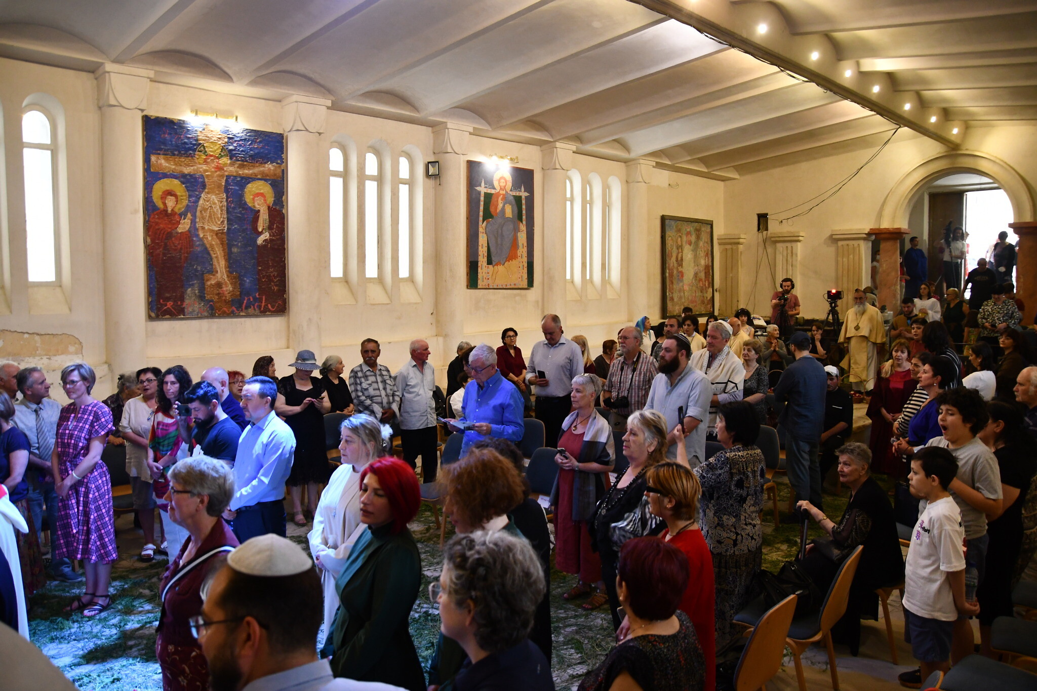 Des personnes se rassemblent lors de l'inauguration d'un rouleau de la Torah à la cathédrale de la paix à Tbilissi. (Crédit : Nano Saralishvili/ via JTA)