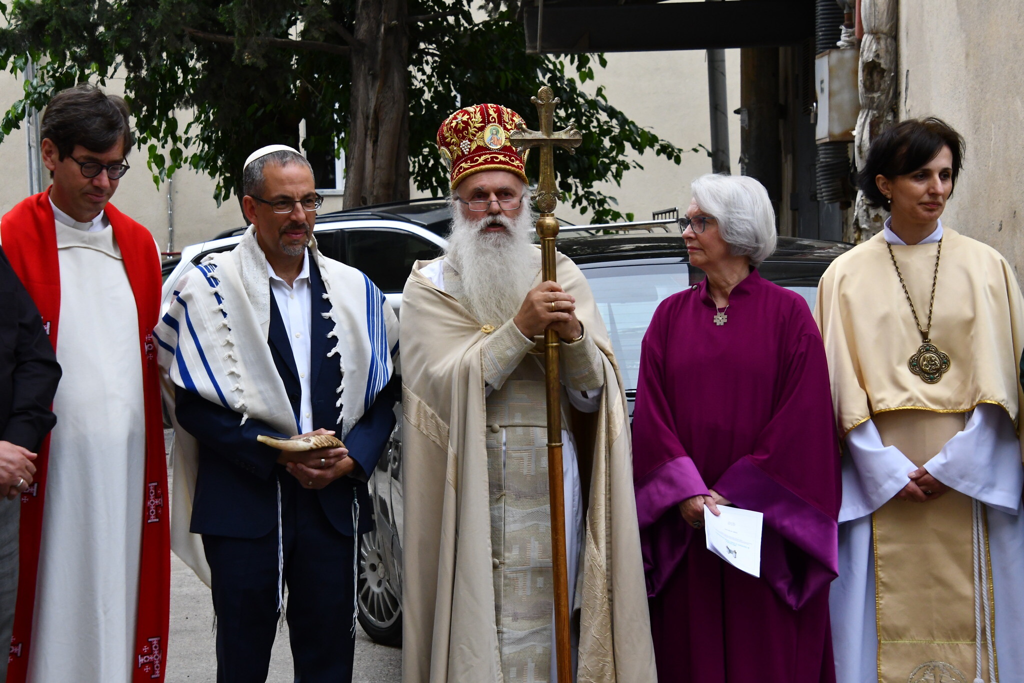 Des membres du clergé de la cathédrale de la paix et de ses inspirations, notamment la Maison de l'Un à Berlin, vus à l'extérieur du complexe à Tbilissi. (Crédit : Nano Saralishvili/via JTA)
