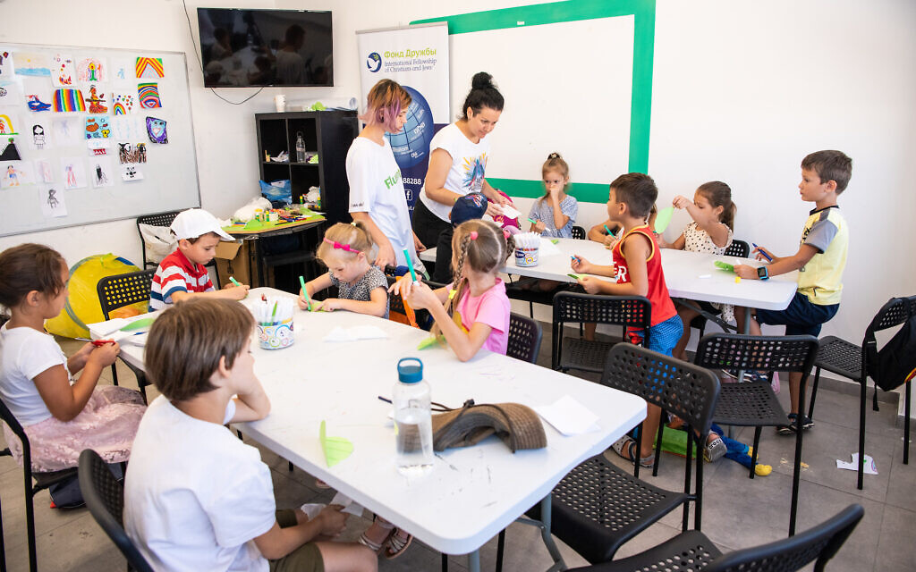 Des enfants immigrants venus d'Ukraine participent à un camp d'été à Bat Yam, dans la banlieue de Tel Aviv, où ils apprennent l'hébreu et où ils préparent la rentrée scolaire, pendant l'été 2022. (Crédit : International Fellowship of Christians and Jews)