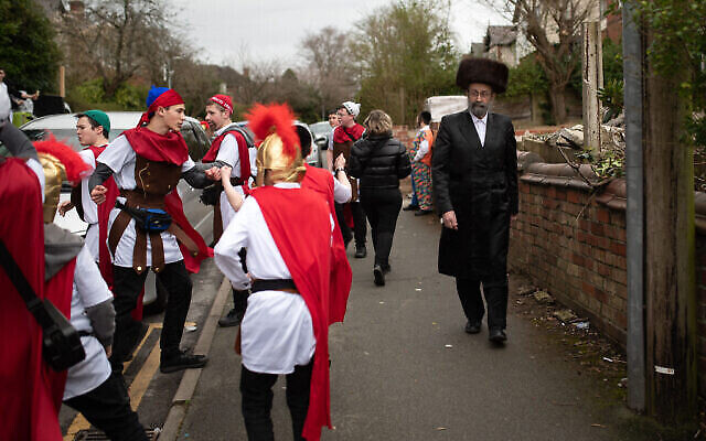 Des membres de la communauté juive célèbrent Pourim à Manchester, dans le nord de l’Angleterre, le 17 mars 2022. (OLI SCARFF / AFP)
