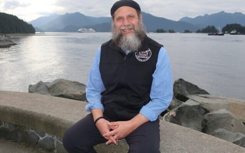Le juge David Avraham Voluck, leader officieux de la petite communauté juive de Stika, est avocat et juge à la cour tribale de Sitka, en Alaska. (Crédit :Dan Fellner/ JTA)