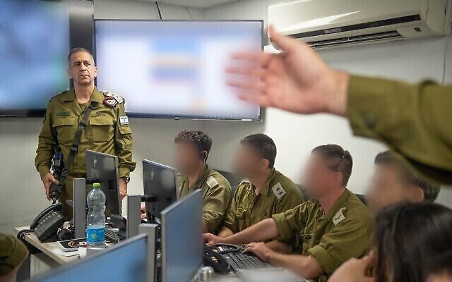 Le chef de Tsahal Aviv Kohavi s'adresse à des officiers du Commandement Sud, le 6 août 2022. (Crédit : armée)