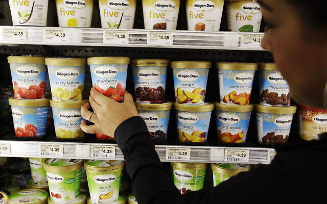 Illustration : Une cliente choisit la crème glacée Haagen-Dazs de General Mill dans une épicerie de Palo Alto, en Californie, le 28 juin 2011. (Crédit : AP Photo/Paul Sakuma)