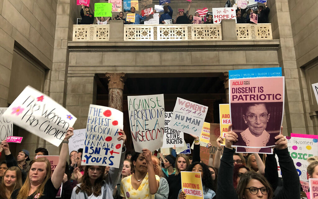 Des militants du droit à l'avortement rassemblés contre les restrictions récemment adoptées sur les avortements dans la rotonde de la Statehouse, au Capitole du Nebraska à Lincoln, le 21 mai 2019. (Crédit : AP Photo/Grant Schulte)