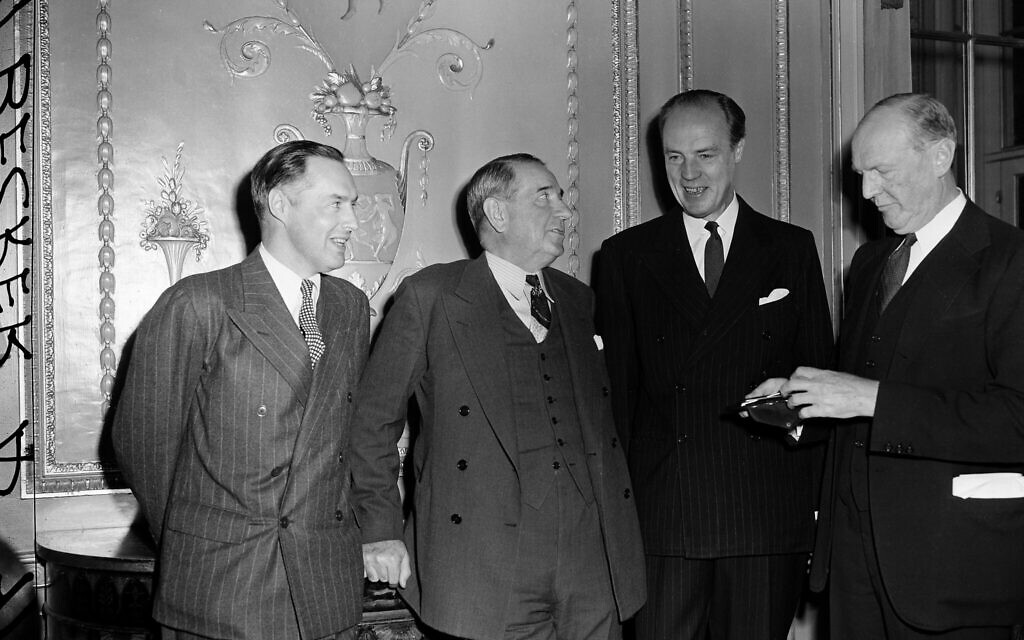  Lord Harold Rothermere, deuxième à partir de la droite, propriétaire du London Daily Mail et d'autres journaux britanniques, discutant avec ses collègues journalistes avant le déjeuner du 100e anniversaire de l'AP qui a eu lieu au Waldorf Astoria, à New York, le 19 avril 1948. (Crédit : AP Photo/Murray L. Becker)