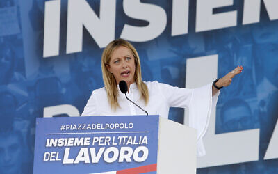 Giorgia Meloni, chef du parti Fratelli d'Italia, prend la parole lors d'un rassemblement de l'opposition de centre-droit sur la Piazza del Popolo, dans le centre de Rome, le 4 juillet 2020. (Crédit : AP/Riccardo De Luca)