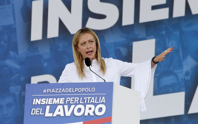 Giorgia Meloni, chef du parti Fratelli d'Italia, prend la parole lors d'un rassemblement de l'opposition de centre-droit sur la Piazza del Popolo, dans le centre de Rome, le 4 juillet 2020. (Crédit : AP/Riccardo De Luca)