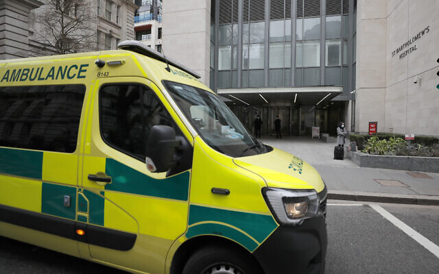 Illustration : Une ambulance quitte un hôpital à Londres, le 5 mars 2021. (Crédit : Frank Augstein/AP)