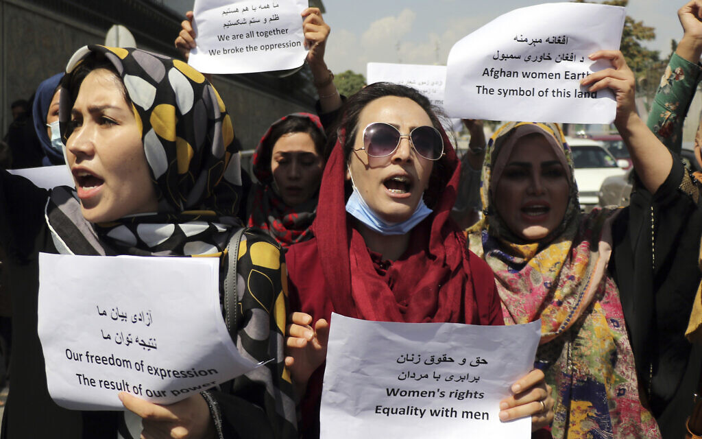 Des femmes rassemblées pour réclamer leurs droits sous le régime taliban lors d'une manifestation à Kaboul, en Afghanistan, le 3 septembre 2021. (AP Photo/Wali Sabawoon)