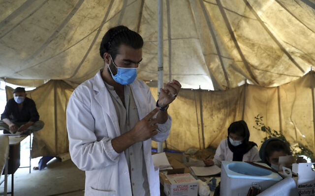 Photo d'illustration : En Afghanistan, un médecin prépare un vaccin dans le cadre du programme COVAX, le 11 juillet 2021. (Crédit : AP Photo/Rahmat Gul, File)