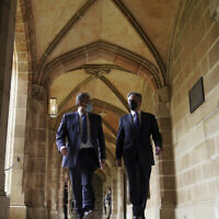 Le Secrétaire d’État américain Antony Blinken, à droite, escorté par le vice-chancelier Duncan Maskell, vient tenir une assemblée publique étudiante à l’Université de Melbourne à Melbourne, en Australie, le 10 février 2022. (Kevin Lamarque/AP)