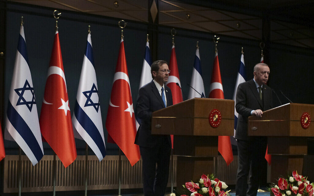 Le président israélien Isaac Herzog s’adresse aux médias lors d’une conférence de presse conjointe avec le président turc Recep Tayyip Erdogan, à droite, à Ankara, en Turquie, le mercredi 9 mars 2022.(Crédit : AP Photo/Burhan Ozbilici)
