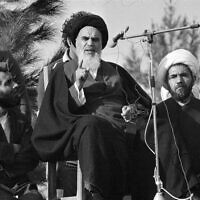 DOSSIER - L'ayatollah Khomeiny s'adresse à ses partisans au cimetière Behesht Zahra après son arrivée à Téhéran, en Iran, mettant fin à 14 ans d'exil, le 1er février 1979. (Crédit : AP Photo/AF)