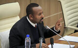 Le Premier ministre éthiopien Abiy Ahmed s'adresse aux législateurs au parlement d'Addis-Abeba, en Éthiopie, le jeudi 7 juillet 2022. (Crédit : AP Photo)