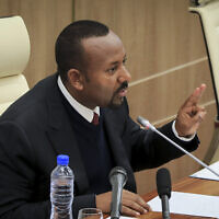 Le Premier ministre éthiopien Abiy Ahmed s'adresse aux législateurs au parlement d'Addis-Abeba, en Éthiopie, le jeudi 7 juillet 2022. (Crédit : AP Photo)