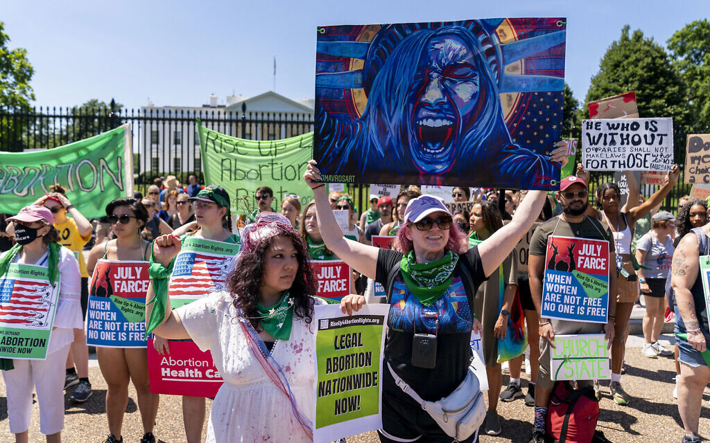 Des manifestants participent à un rassemblement pour le droit à l'avortement au parc Lafayette, devant la Maison Blanche, à Washington, le 4 juillet 2022. (Crédit : AP/Andrew Harnik)