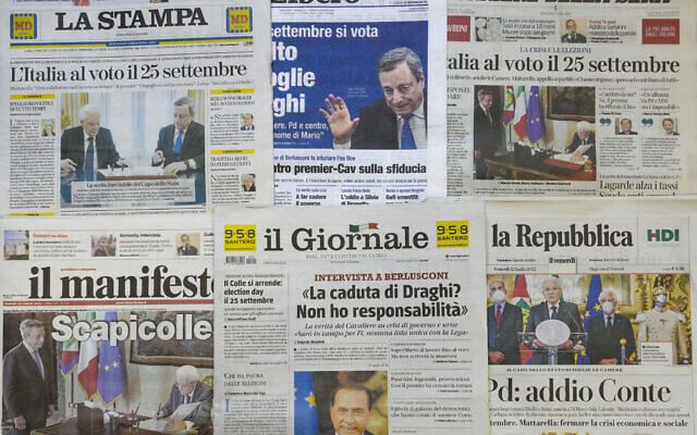 Les Unes des journaux annonçant l'effondrement du gouvernement à Rome, le 22 juillet 2022. (Crédit : Andrew Medichini/AP)