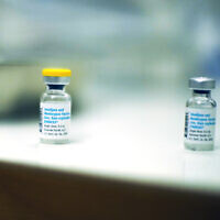 Des flacons vides de vaccins contre la variole du singe sur une table après avoir été utilisés pour vacciner des personnes dans un centre hospitalier de Barcelone, en Espagne, le 26 juillet 2022. (Crédit : AP/Francisco Seco)