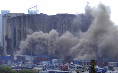La poussière s'élevant des silos dans le port de Beyrouth, au Liban, dimanche 31 juillet 2022. (Crédit : AP Photo)
