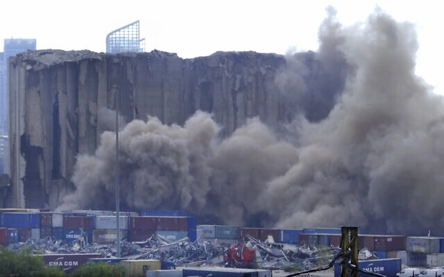 La poussière s'élevant des silos dans le port de Beyrouth, au Liban, dimanche 31 juillet 2022. (Crédit : AP Photo)