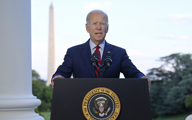 Le président Joe Biden s'exprime depuis le balcon du salon bleu de la Maison Blanche, le lundi 1er août 2022, à Washington, alors qu'il annonce qu'une frappe aérienne américaine a tué le chef d'Al-Qaïda Ayman al-Zawahri en Afghanistan. (Crédit : Jim Watson/Pool via AP)