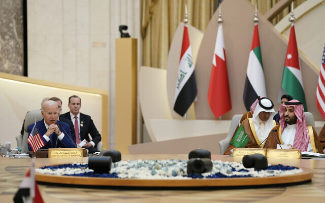 Le président Joe Biden et le prince héritier saoudien Mohammed bin Salman, à l'extrême droite, assistent au Conseil de coopération du Golfe, le 16 juillet 2022, à Djeddah, en Arabie saoudite. (Crédit : AP/Evan Vucci)
