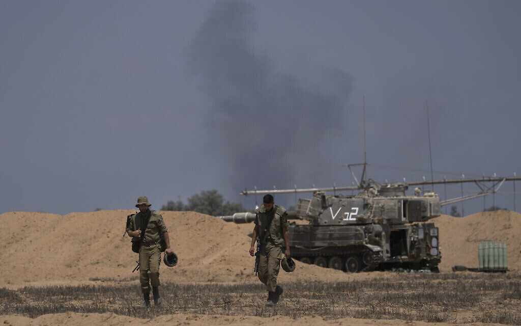 Soldats israéliens de l'unité d'artillerie déployée à la frontière de Gaza, le 6 août 2022. (AP Photo/Ariel Schalit)