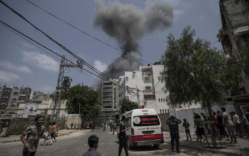 De la fumée s'élève après des frappes aériennes israéliennes sur un bâtiment, dans la ville de Gaza, le 6 août 2022. (Crédit : AP/Fatima Shbair)