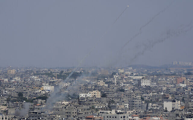 Des roquettes sont tirées vers Israël depuis la ville de Gaza, le 6 août 2022. (Crédit : Attia Muhammed/Flash90)