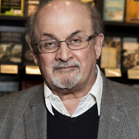 L'auteur Salman Rushdie apparaît lors d'une signature pour son livre "Home" à Londres le 6 juin 2017. (Crédit : Grant Pollard/AP)
