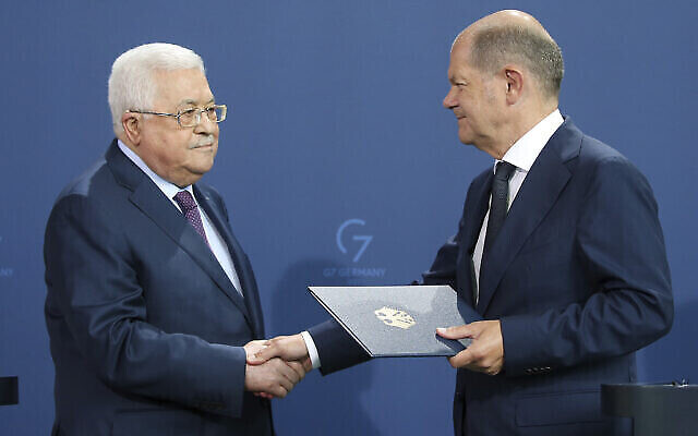 Le chancelier allemand Olaf Scholz, à droite, et Mahmoud Abbas, président de l'Autorité palestinienne, se serrant la main après une conférence de presse à Berlin, en Allemagne, le 16 août 2022. (Crédit : Wolfgang Kumm/dpa via AP)