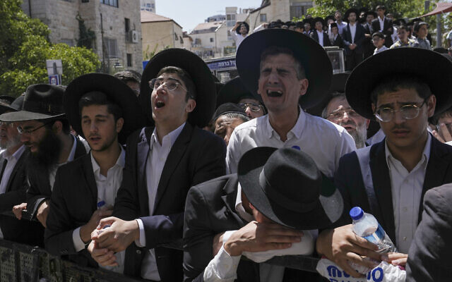 Des ultra-orthodoxes aux funérailles du rabbin Shalom Cohen de Jérusalem, le 22 août 2022. (Crédit : AP Photo/Mahmoud Illean)
