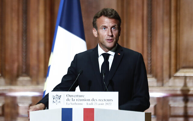 Le président français Emmanuel Macron prononçant un discours à la Sorbonne, à Paris, le 25 août 2022. (Crédit : Mohammed Badra/AP)