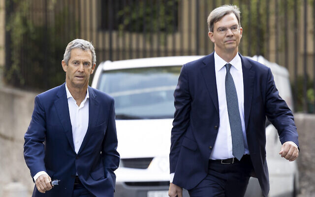 Le magnat israélien du diamant, Beny Steinmetz, à gauche, avec son avocat Daniel Kinzer arrivent à un tribunal de Genève, en Suisse, le 29 août 2022. (Crédit : Salvatore Di Nolfi/Keystone via AP)