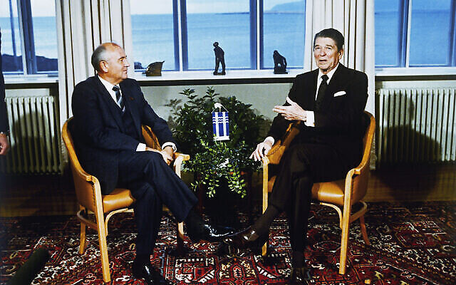 Le dirigeant soviétique Mikhaïl Gorbatchev, à gauche, et le président américain Ronald Reagan lors d’une réunion à Reykjavik, en Islande, le 11 octobre 1986. (Crédit : AP Photo/Scott Stewart, File)
