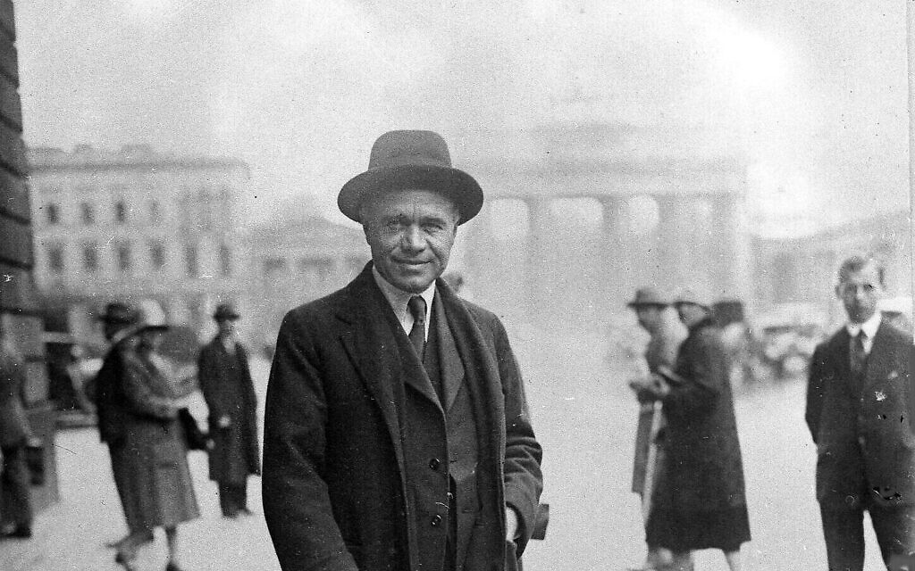  Lord Max Beaverbrook près de la porte de Brandebourg à Berlin, en Allemagne, en février 1928. (Crédit : Photo AP)