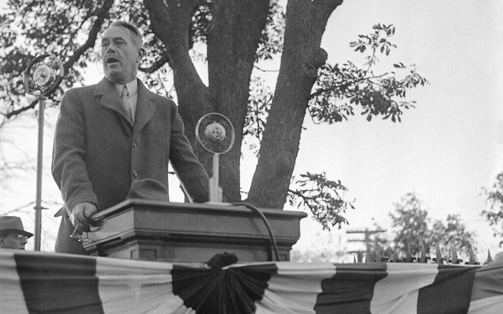 Robert R. McCormick, éditeur du Chicago Tribune, s'adressant à une foule réunie pour commémorer l'établissement de la liberté de la presse en Amérique à Mount Vernon, New York, le 28 octobre 1933. (Crédit : Photo AP)
