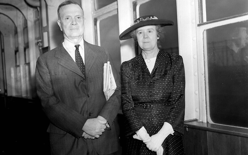  Joseph Medill Patterson, président du New York Daily News, et son épouse Mary King Patterson arrivant à New York à bord du Queen Mary après leur lune de miel en Europe, le 8 août 1938. (Crédit : Photo AP)