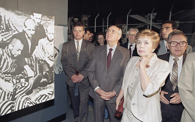 L’ex-président soviétique Mikhaïl Gorbatchev, au centre, et son épouse Raisa, à droite, visitent le musée et mémorial de la Shoah de Yad Vashem en Israël, à Jérusalem, le mardi 17 juin 1992. (Crédit : AP Photo/Jacqueline Arzt)