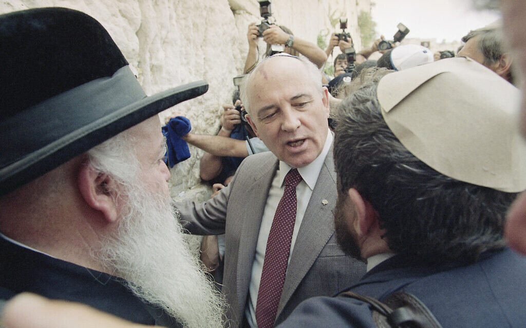 L'ancien président soviétique Mikhail Gorbachev, au centre, au mur Occidental en compagnie du rabbin Rabbi Yehuda Getz à Jérusalem, le 18 juin 1992. (Crédit : AP Photo/Jerome Delay)