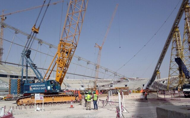 Travaux de construction du stade Khalifa à Doha, au Qatar, le 9 novembre 2014. (Rob Harris/AP)