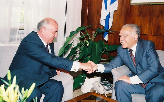 Yitzhak Shamir (à droite) accueille Mikhaïl Gorbatchev (à gauche) chez lui, à Jérusalem, le 14 juin 1992. (Crédit : Flash90)