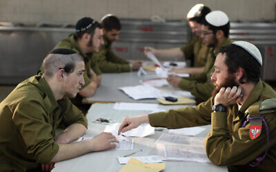 Photo d'illustration : les soldats du bataillon Netzah Yehuda sur une base militaire, dans le nord de la vallée du Jourdain. (Crédit : Yaakov Naumi/Flash90)