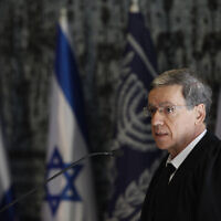 Le juge de la Cour suprême Menachem (Meni) Mazuz à la résidence du président à Jérusalem, le 10 novembre 2014. (Crédit : Yonatan Sindel/Flash90)
