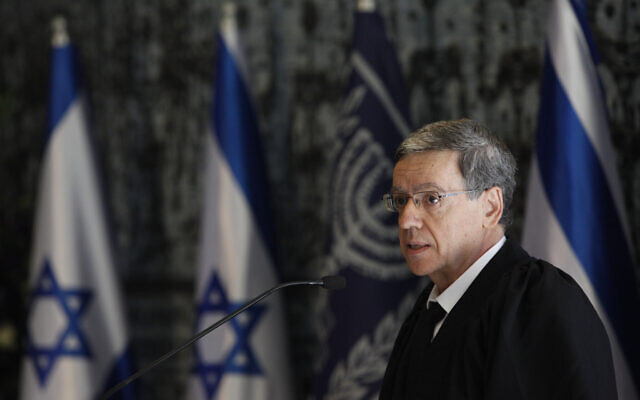 Le juge de la Cour suprême Menachem (Meni) Mazuz à la résidence du président à Jérusalem, le 10 novembre 2014. (Crédit : Yonatan Sindel/Flash90)
