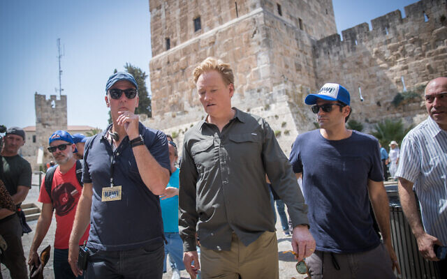 L'animateur de télévision, humoriste et producteur américain Conan O'Brien a tourné un épisode de sa série de voyages "Conan sans frontières", en collaboration avec le producteur local israélien Asaf Nawi en Israël, en 2017. (Crédit : Yonatan Sindel/Flash 90)