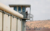 Un gardien de prison dans un mirador de la prison de Gilboa, dans le nord d'Israël, le 6 septembre 2021. (Crédit : Flash90)